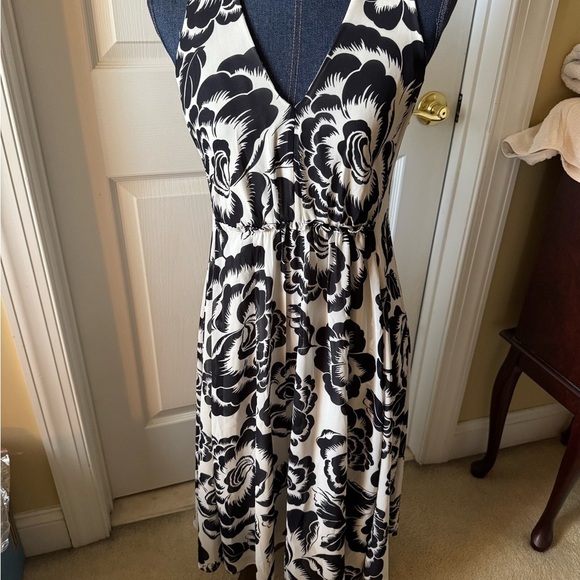 Ann Taylor Dresses & Skirts - Ann Taylor Elegant Black and White printed Floral Dress SZ S